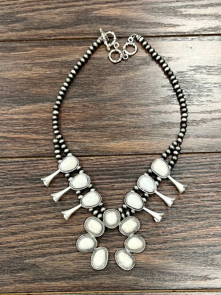 738282, Collier Fleur de Courge en Turquoise Blanche Fait Main pour la vente par ISAC Trading Inc