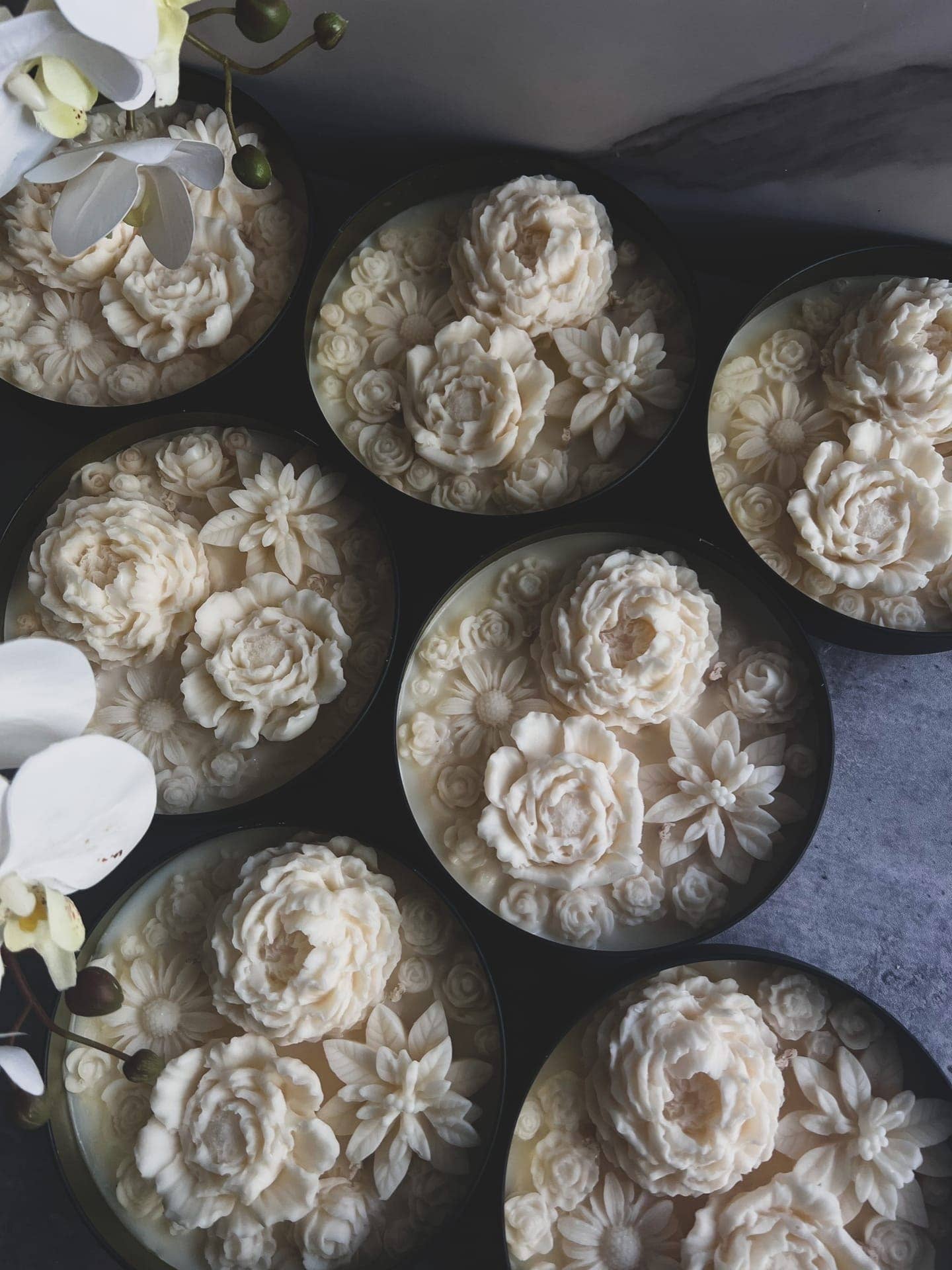 Agaboo Candle – Großhandel Kerze im Glas / gefüllte Kerze – Handgefertigte Flower Blossom Kerze 340 g (12 oz), 2x14 cm – Metallbehälter9