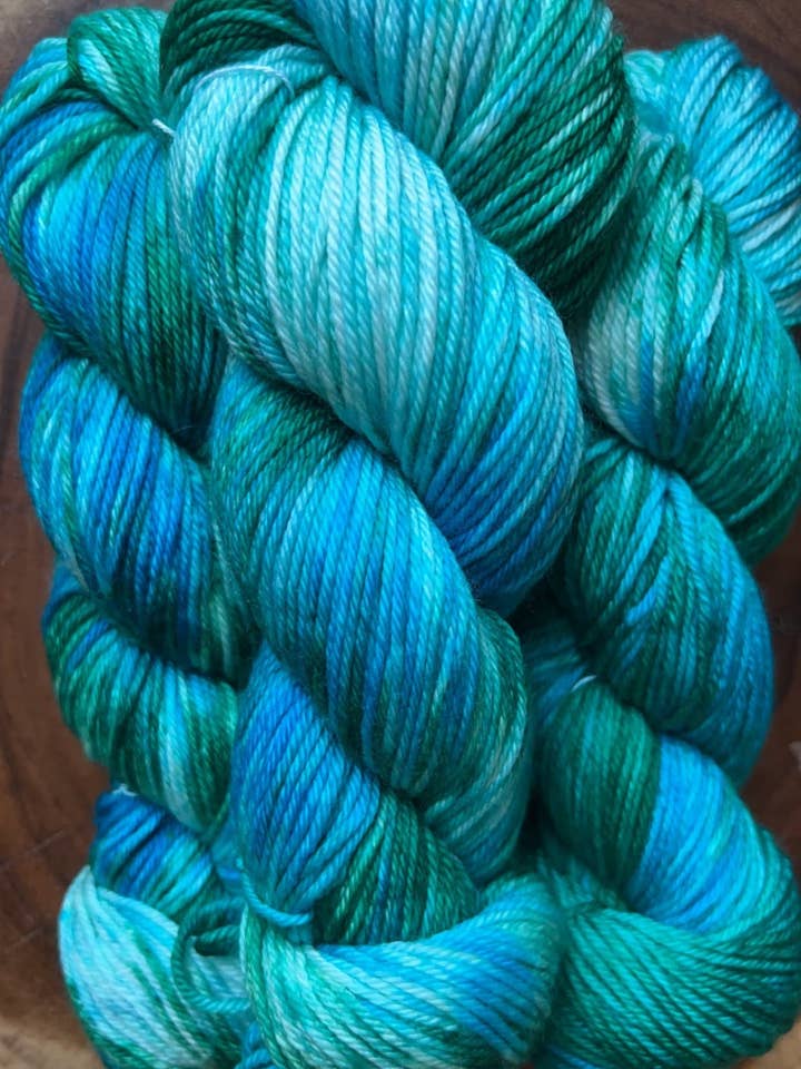 Handgefärbtes Merinowollgarn — Weiches und strapazierfähiges Garn zum Stricken und Häkeln | Indie-gefärbte Merinowolle | Kammgarn | Regenbogen auf dem Meer für den Großhandel von Honey and Clover Knits, LLC