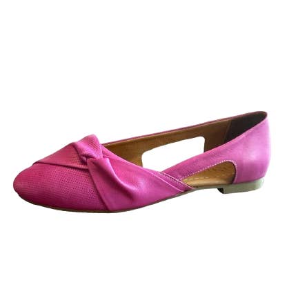 Elegant Side-Cut Flats with Subtle Front Pattern – Fuchsia for wholesale by Begoria