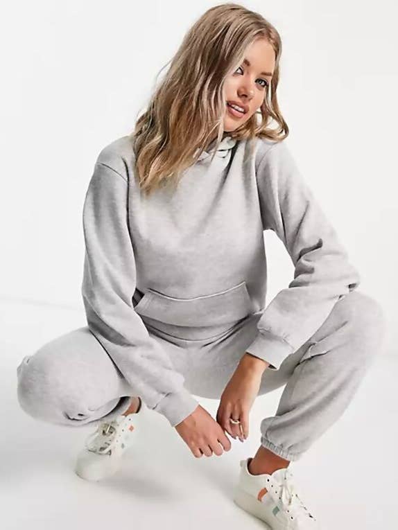 J5FASHION – Großhandel Trainingsanzug – Damen – Trainingsanzug mit ausgebeultem Pullover und Kapuze2