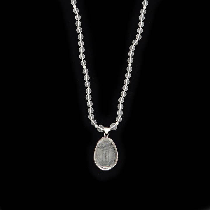 Petit Œuf Yoni en Cristal Pur de Quartz Clair Mala - Collection Luxe pour la vente par Yoni Crystals