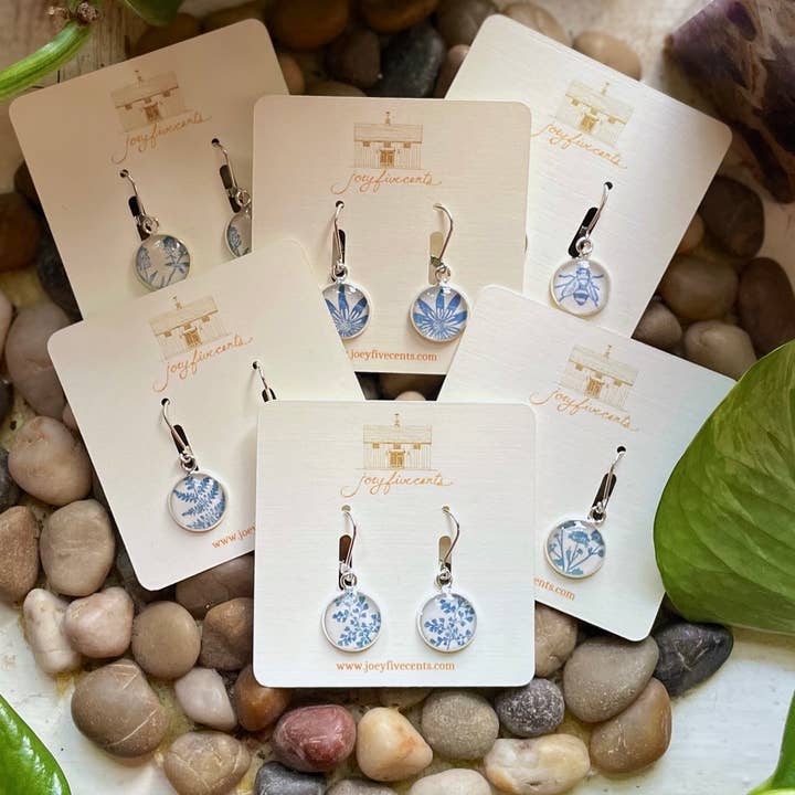 joeyfivecents - Venta al por mayor Pendientes colgantes - Pendientes colgantes estampados a mano: ingredientes botánicos azules, hongos, abejas1
