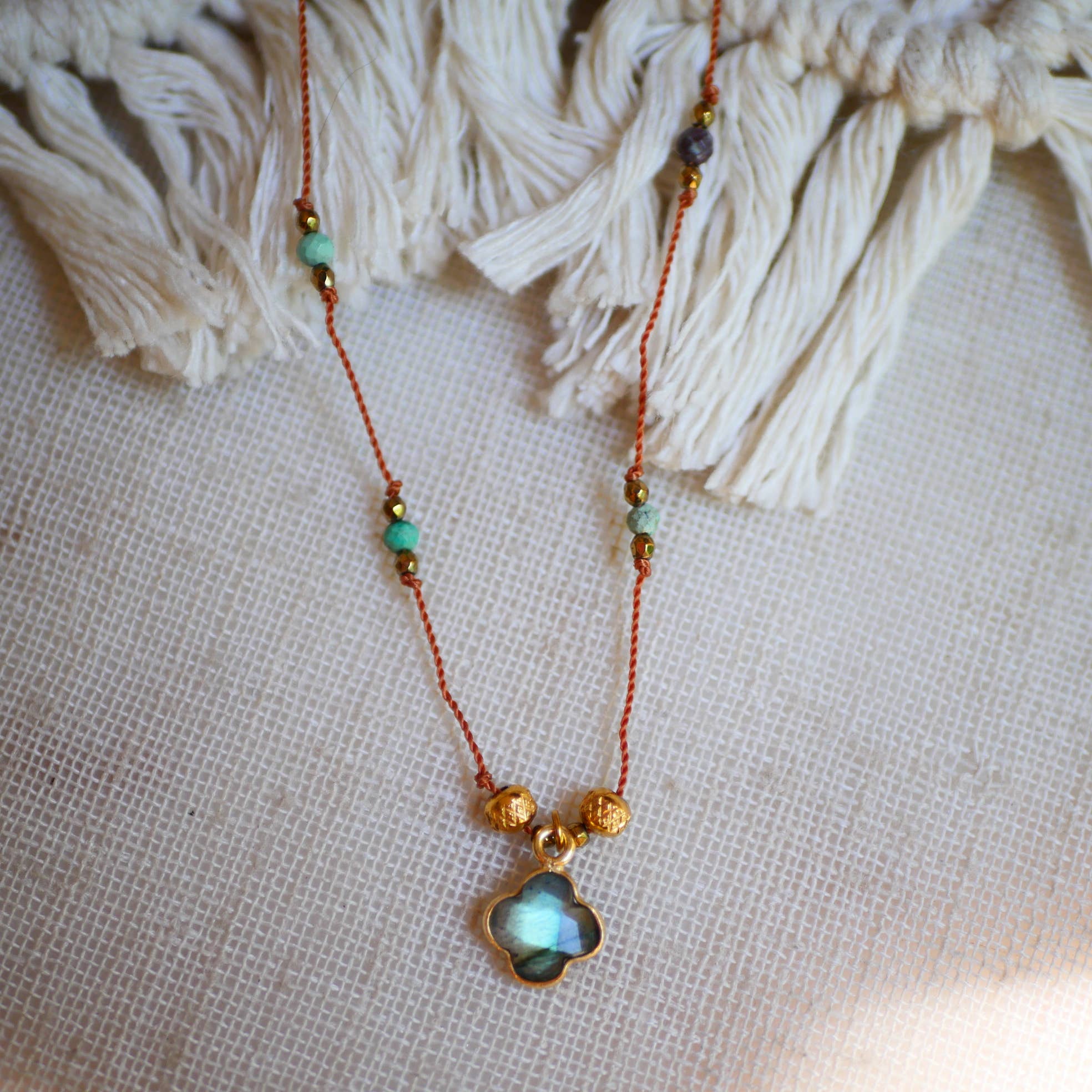 GINANDGER – Engroshandel Halskæde med vedhæng – UBIKA HALSKÆDE MED VALG AF FARVE OG STEN0