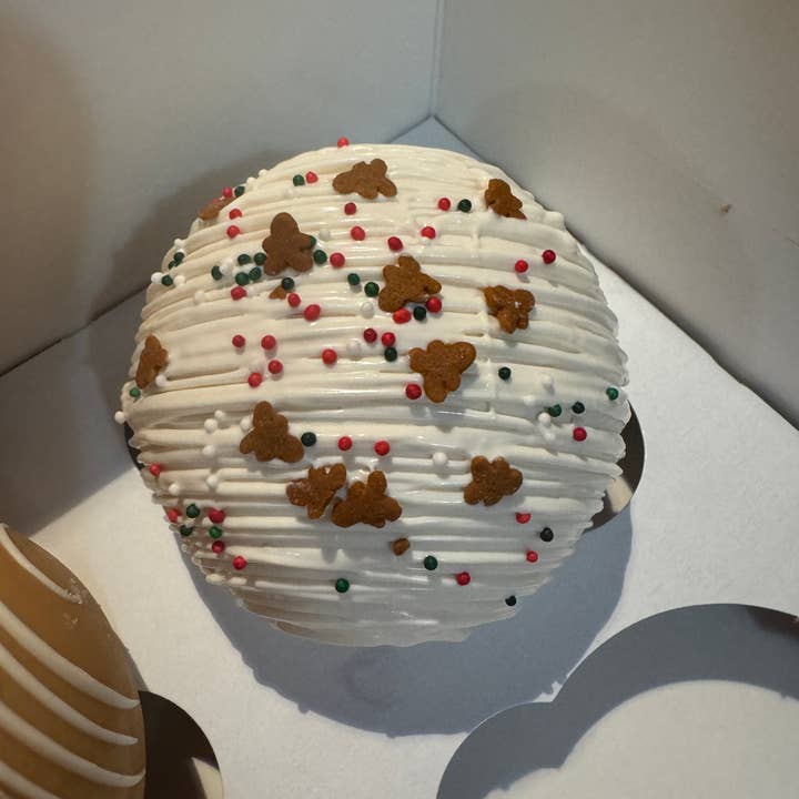 Frosted Cupcakery Bakery - Wholesale Hot cocoa mix/kit - Gingerbread White Chocolate Cocoa Bomb1