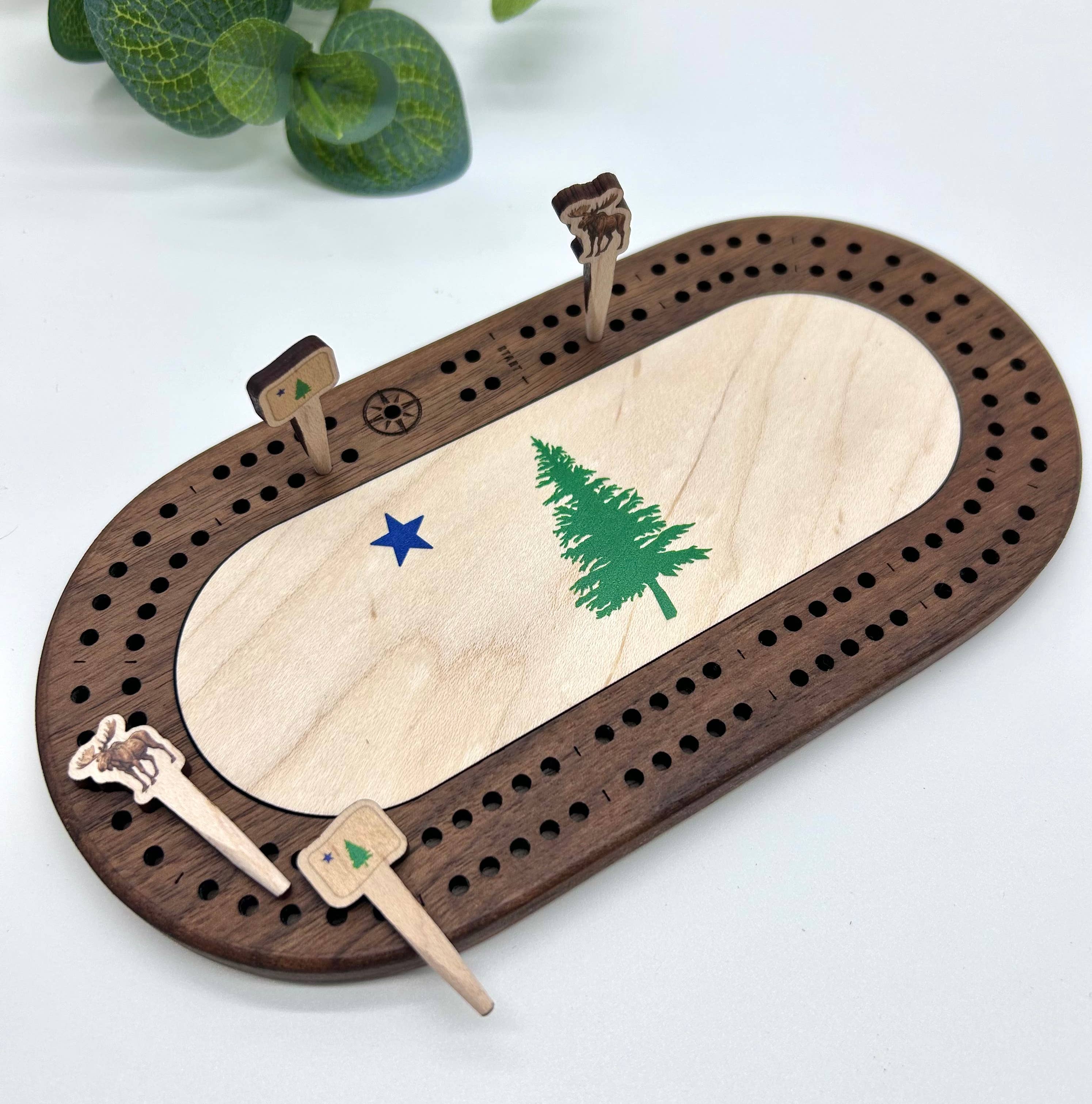 Cast & Carve - Vente Jeux de société - Mini plateau de cribbage avec drapeau du Maine et chevilles personnalisées