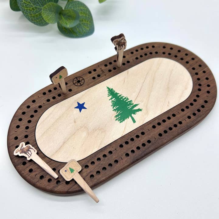 Cast & Carve – wholesale Brädspel – Maine-flagga Mini Cribbage-bräde med Anpassade Pinnar