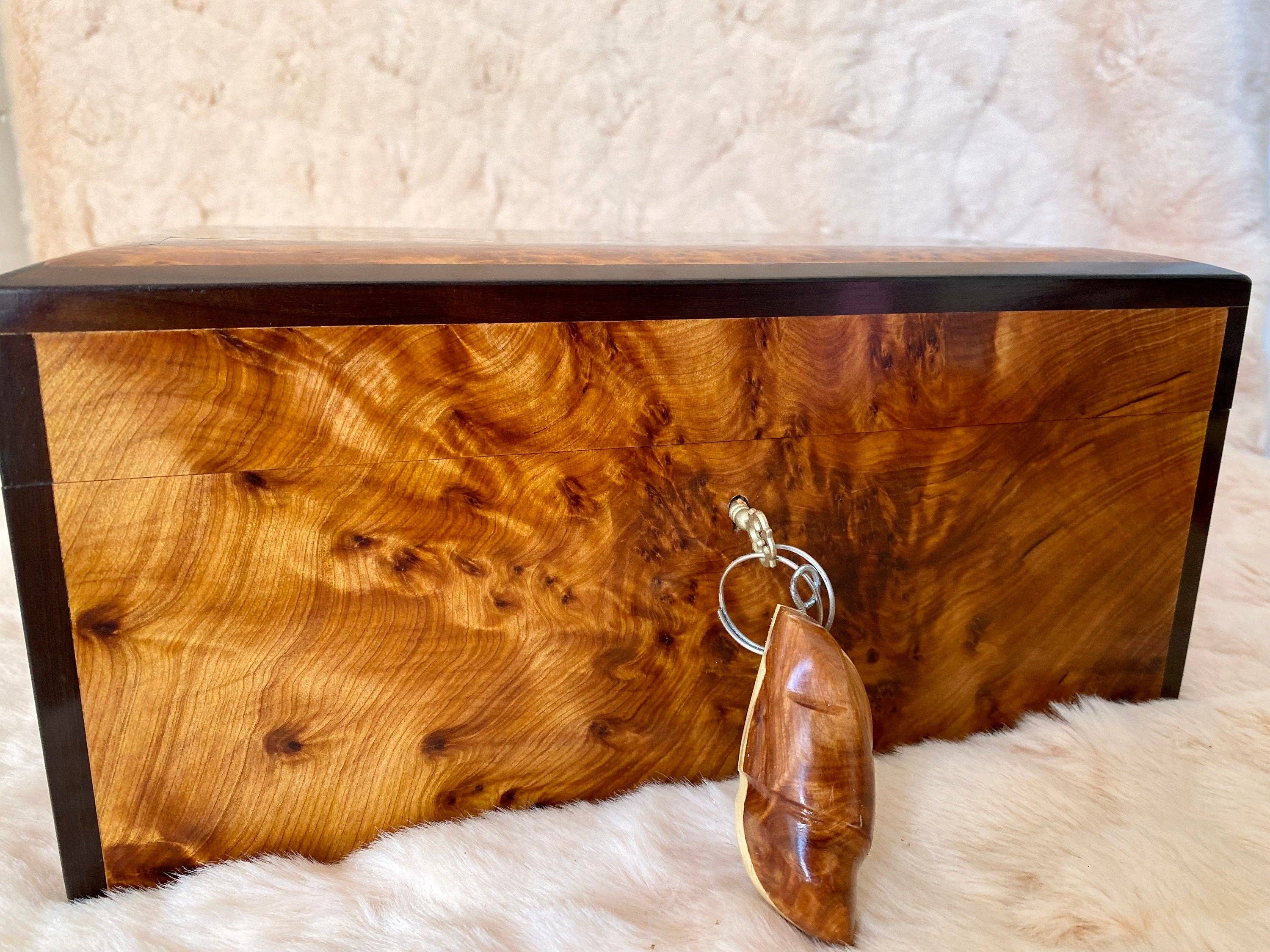 AtlasPerles - Venta al por mayor Joyero/organizador de joyas - Caja de joyería marroquí de 11"x7", gran caja de madera de tuya con cerradura y llave, grabado de nácar, incrustaciones de madera de nogal, caja de recuerdos para regalo de boda.2