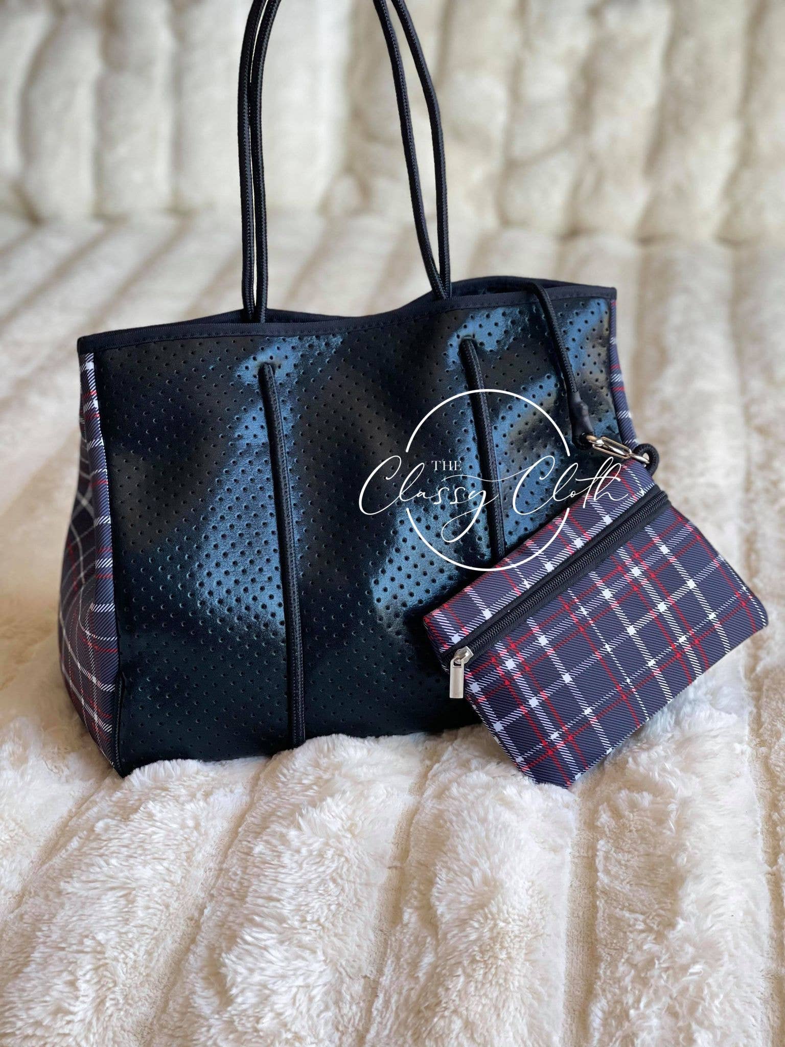 The Classy Cloth WS – wholesale Strandväska – Neopren julväska - svart Ctr med röda och svarta rutiga sidor2