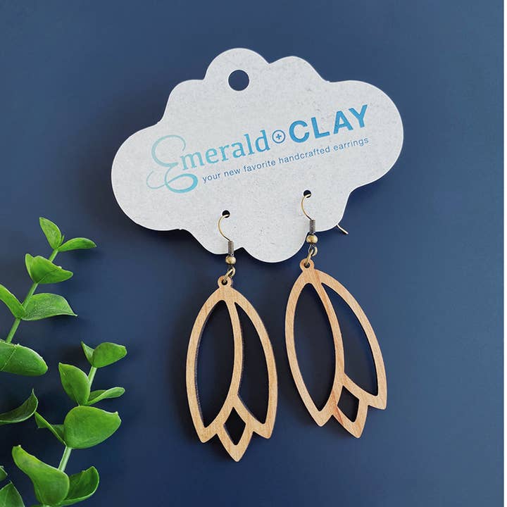 Orecchini Legno - Tulipano per la vendita all'ingrosso da parte di Emerald and Clay