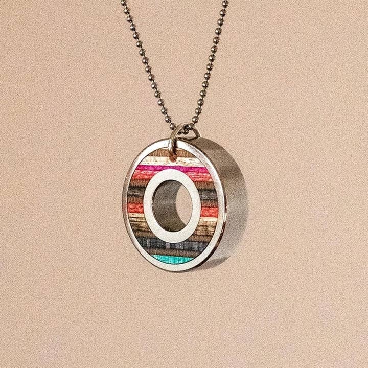 Halsband med hänge av återvunnet skateboardträ och kullager för wholesale av Skate4create