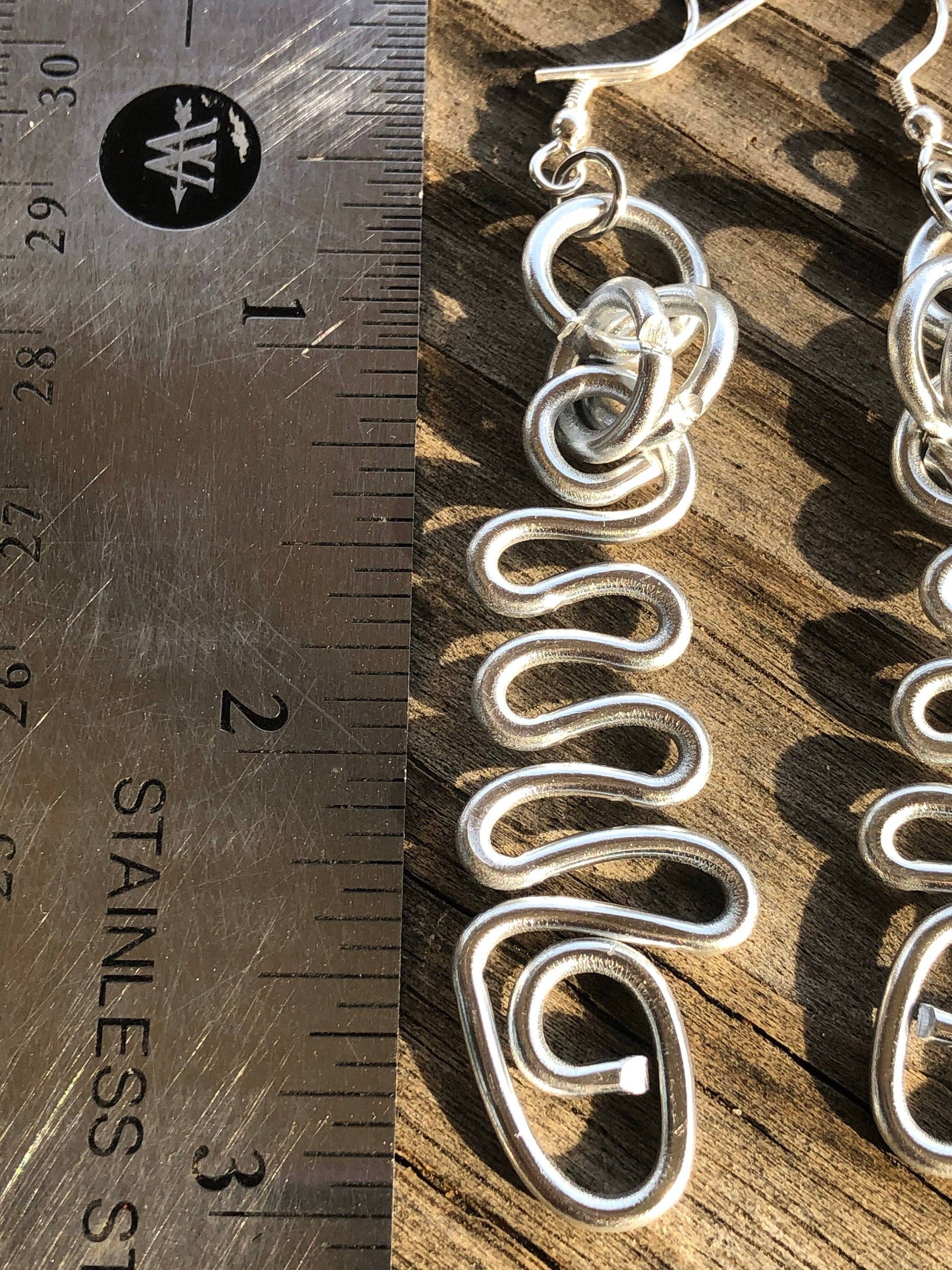 Jewelry With Me - Vendita all'ingrosso Orecchini pendenti - Orecchini lunghi a triangolo astratto a zig zag con filo d'argento sterling.1