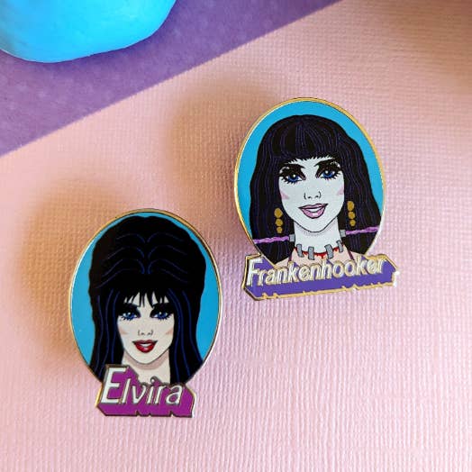 Spille smaltate Elvira Frankenhooker Horror Barbie anni '80 '90 per la vendita all'ingrosso da parte di HelloSailorTees