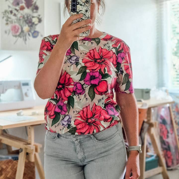 T-Shirt „Kaja“ – Allover-Print für den Großhandel von Studio Florianne