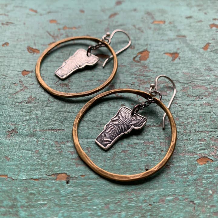 Mässingörhängen med silverfärgade Vermonts för wholesale av Jennifer Kahn Jewelry