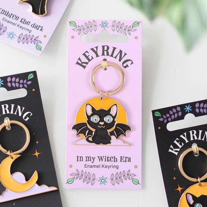 En mi era de bruja llavero gótico de gato, murciélago y luna para venta al por mayor de Something Different Wholesale