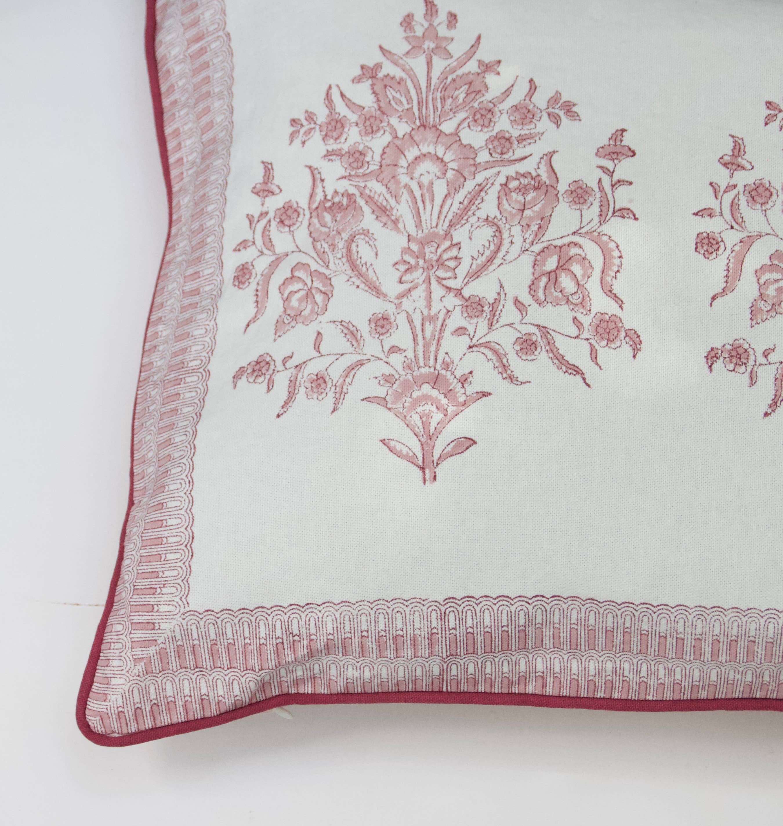 Rozablue – wholesale Dekorativ kudde – Handgjord Varmala Roza-kudde med fyllning, 40 x 70 cm1