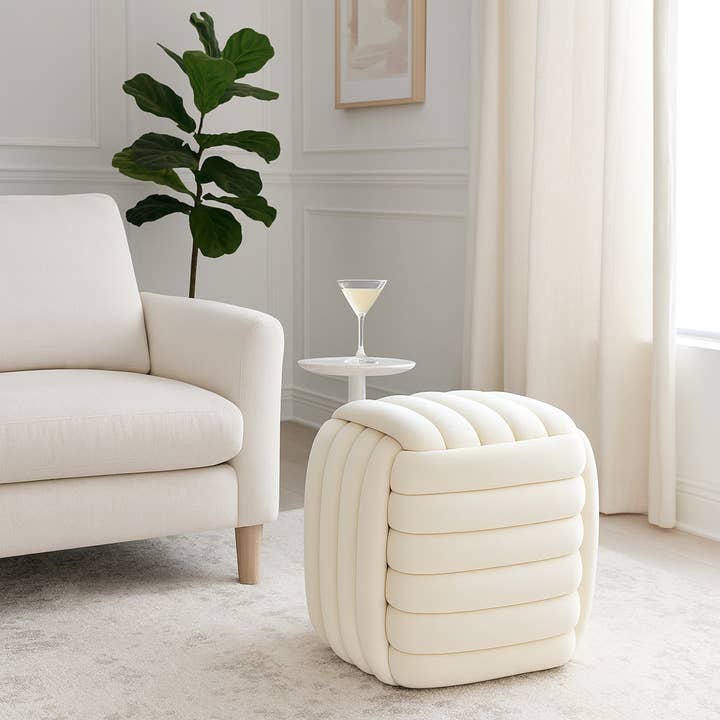 Tabouret - Cube en velours crème avec nœud et coussin superposé, 48 cm. pour la vente par Elevarre