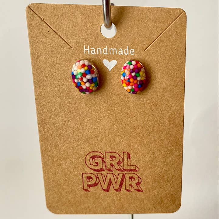 Boucles d'oreilles à tige ovales Rainbow Sprinkles pour la vente par GRL PWR Jewelry