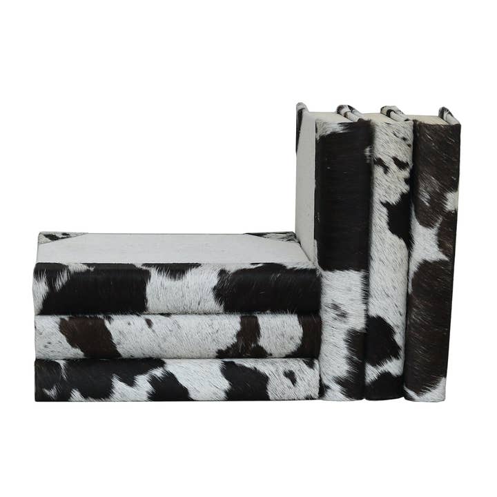 6 Vol. Peau de vache en noir et blanc (VH-CH-BLK-06) pour la vente par Vellum Home