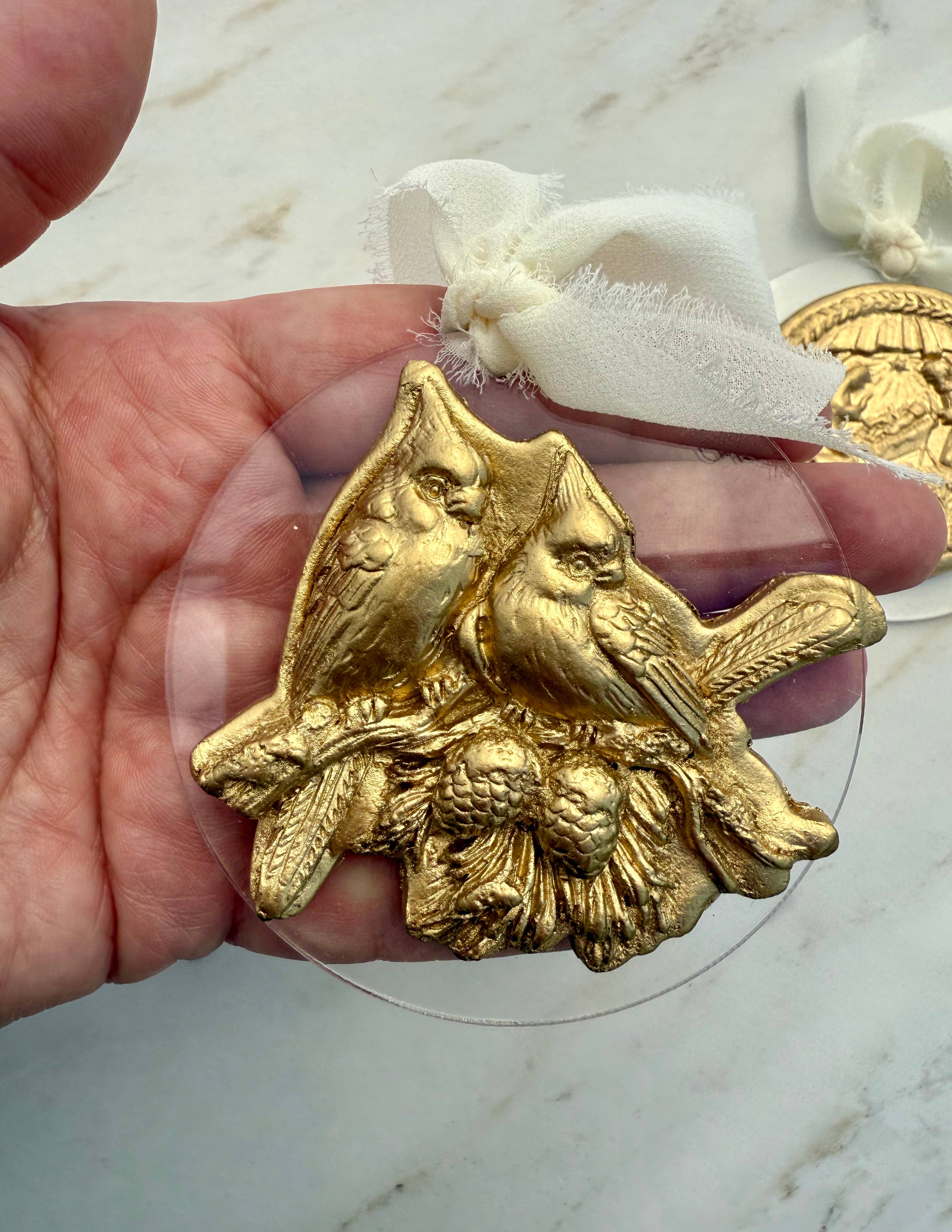 Place of Grace Designs - Vente Objets de décoration - Ornement en intaille de la Nativité ou cardinal1