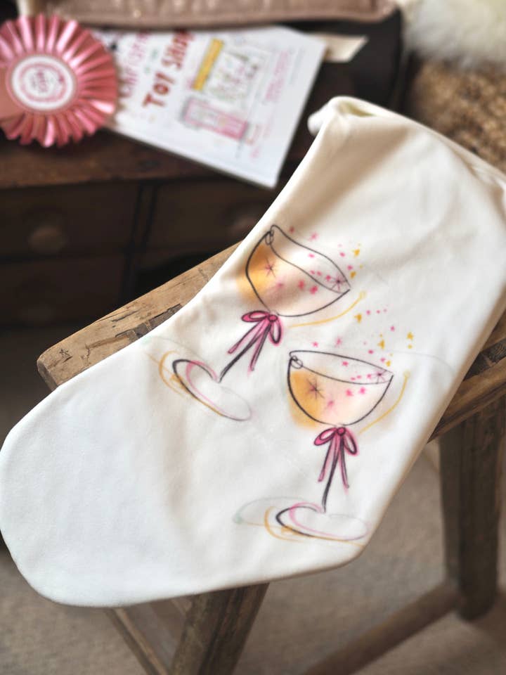 La chaussette de luxe en velours "Cheers!" pour la vente par Made by Leah
