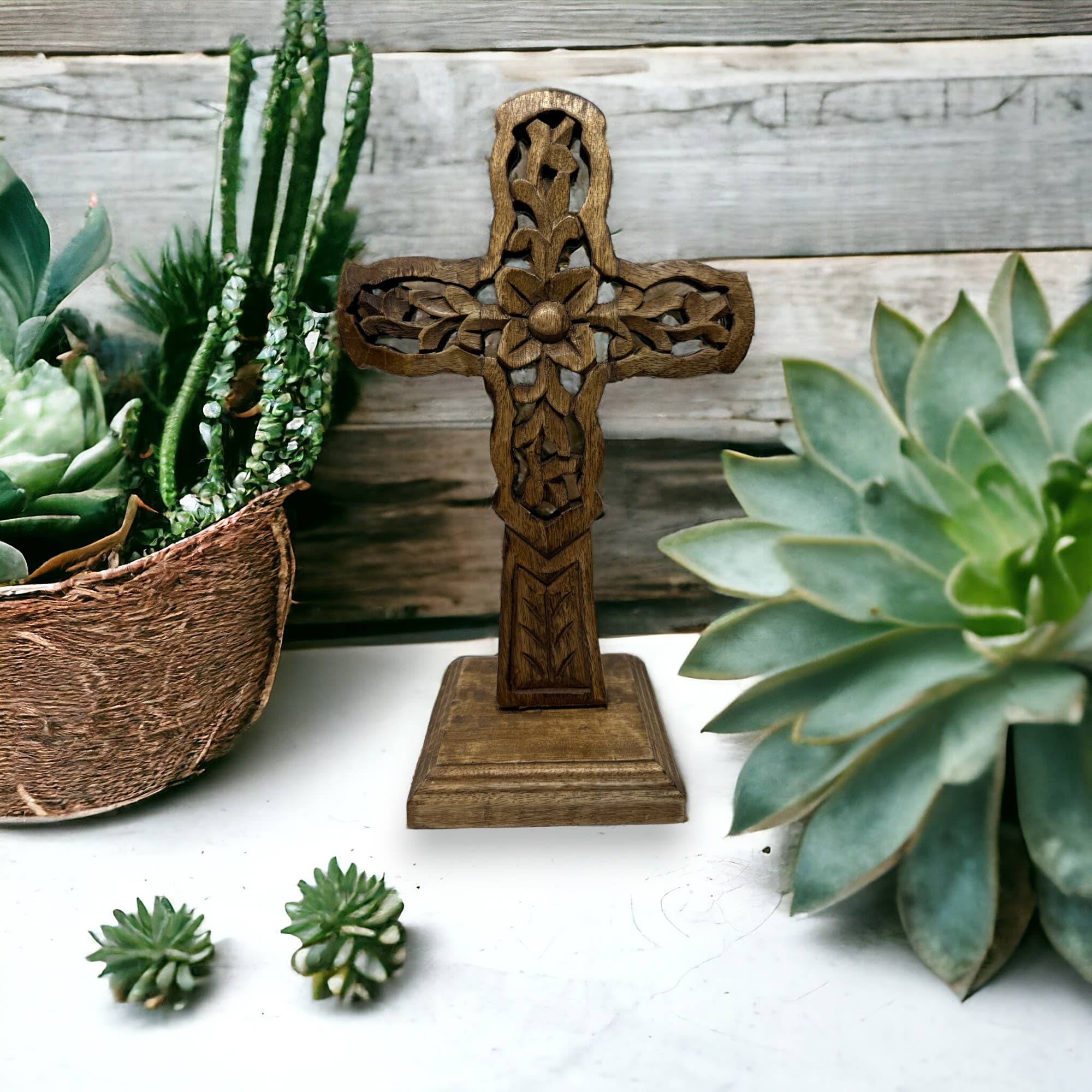 Wilco Home - Vente Décorations de table - Croix de table en bois sculpté à la main « Vineyard »4