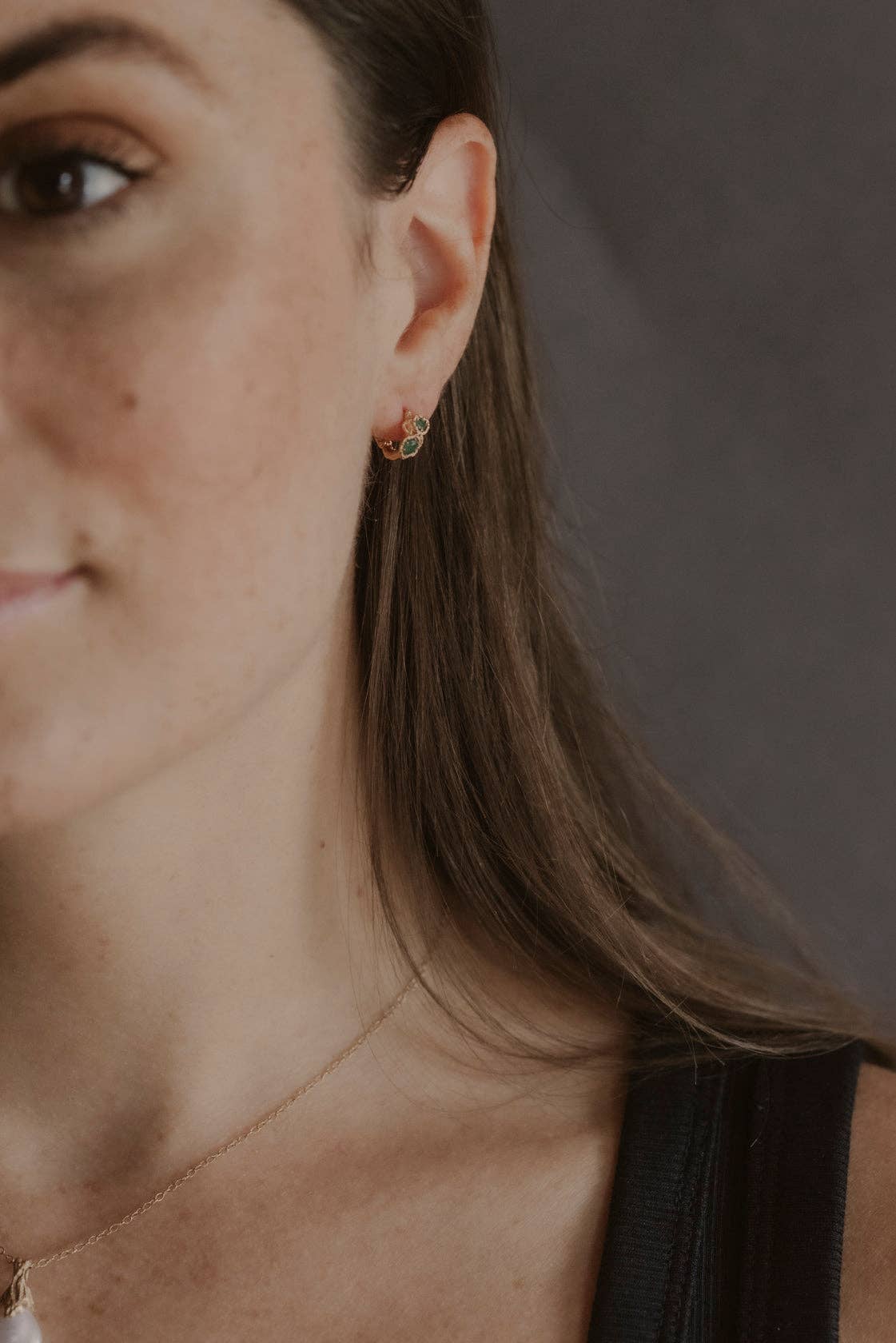 Claire Hill Designs – Großhandel Huggie-Ohrring – Chalcedon Gedrehte Zweig Gold Huggies1