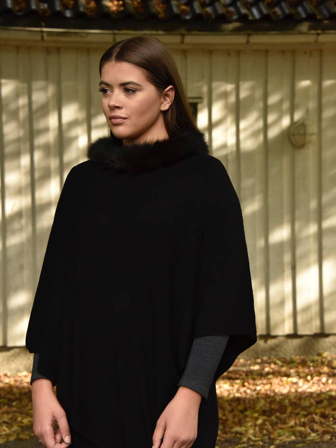 PRATI – Großhandel Poncho – Damen – Kaschmir-Poncho mit Fell