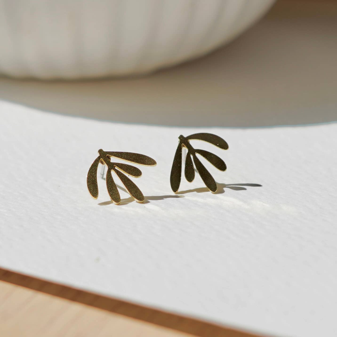 Copper Bee - Vendita all'ingrosso Orecchini a bottone - Collezione botanica | Little Leaf Studs1