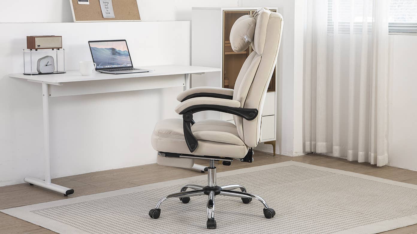 Beige Grande chaise de bureau pour personnes fortes avec repose-pieds, dossier haut, velours beige en vente sur Faire3