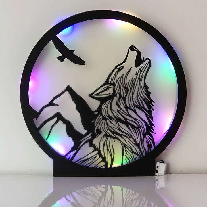 Lysende panel med ulv, der hyler ved månen – fantastisk stemning for engroshandel hos BoisMagique