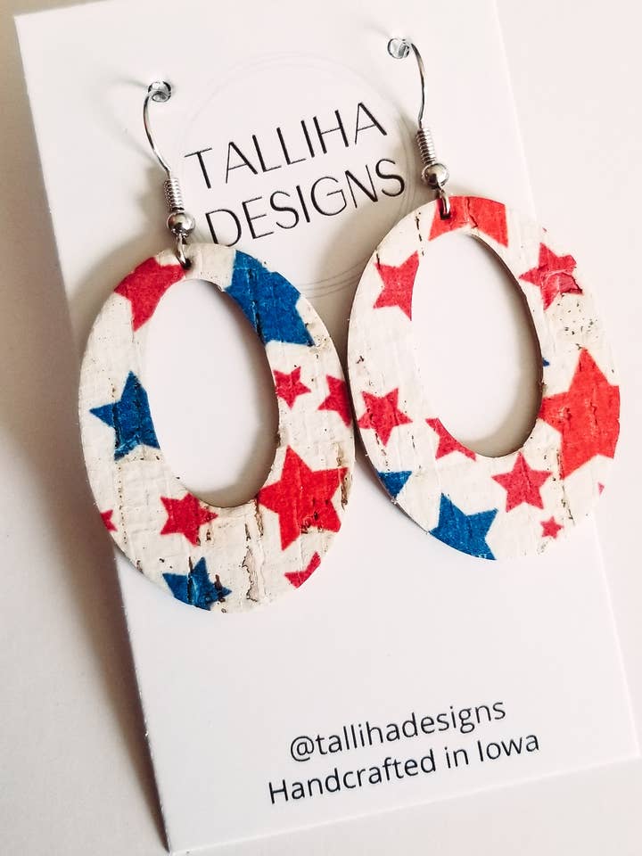 Orecchini in sughero con stelle rosse e blu su retro in vera pelle per la vendita all'ingrosso da parte di Talliha Designs