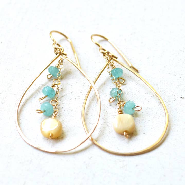 Brincos Aqua Jade e MOP em forma de lágrima por atacado de Salty But Sweet