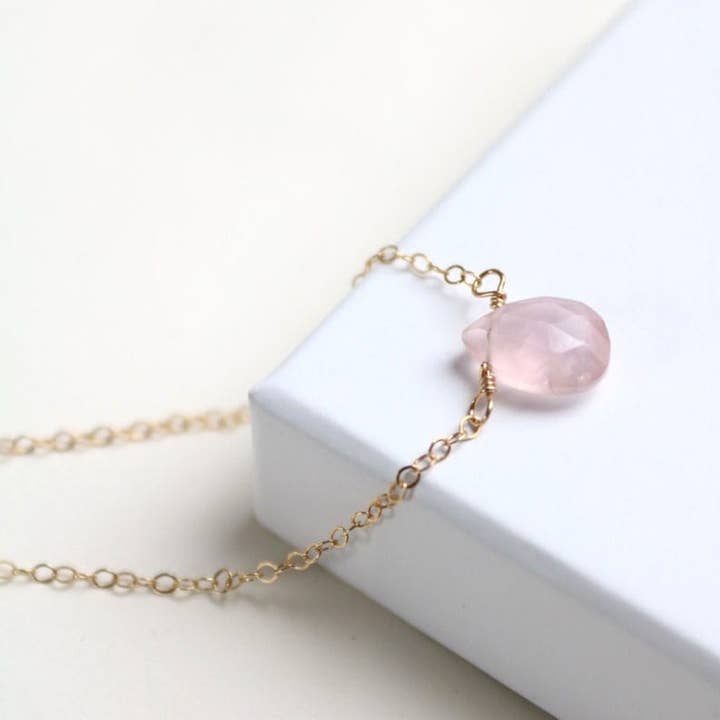Petite goutte de quartz rose sur une délicate chaîne en or pour la vente par Positiva Jewelry