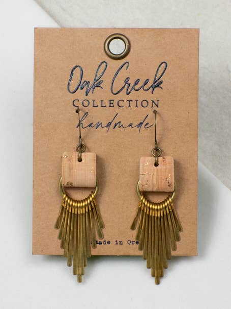 Orecchini con fascia in vera pelle e frange metalliche martellate per la vendita all'ingrosso da parte di Oak Creek Collection Handmade