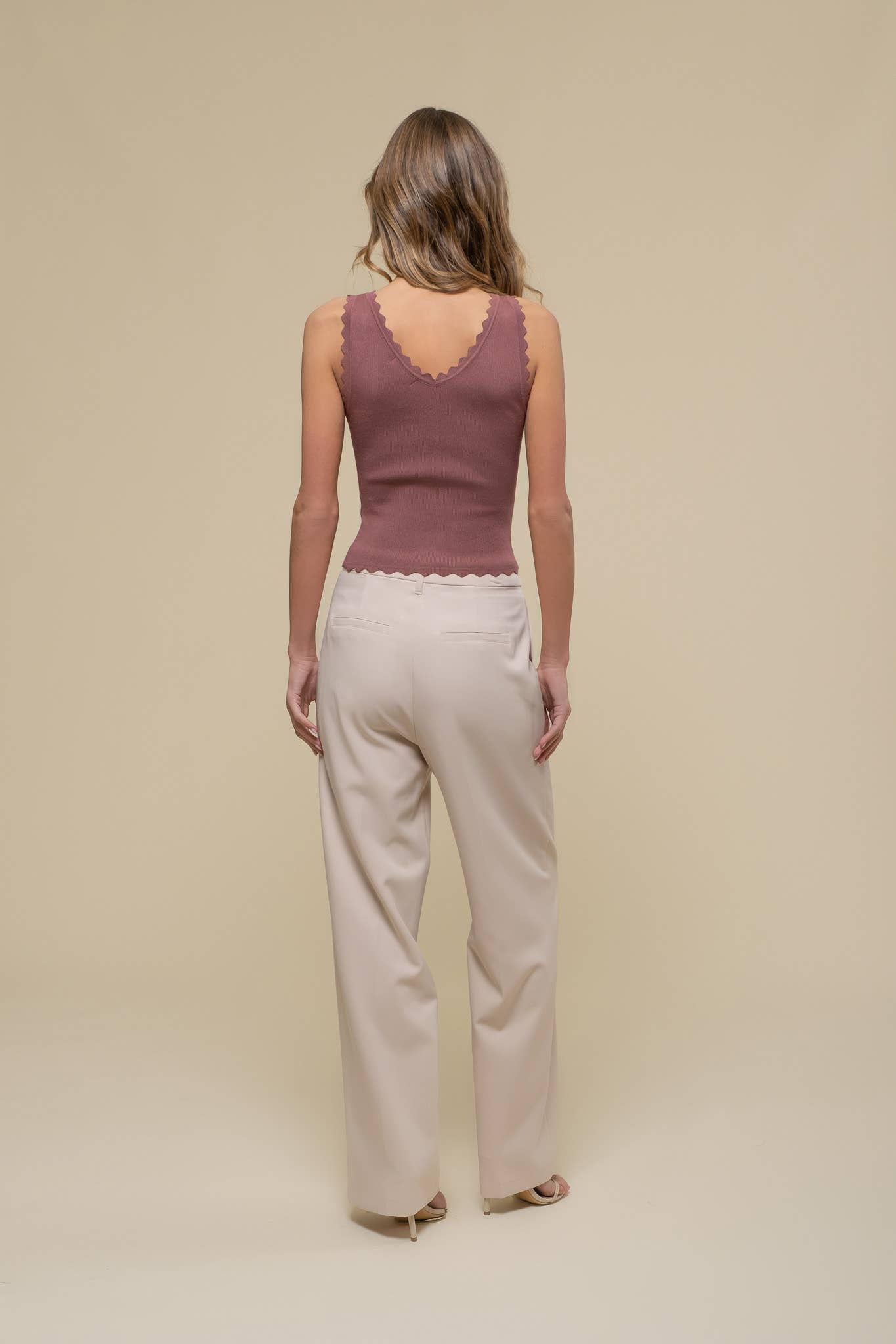 The Workshop Studio – wholesale Stickad topp - Dam – ÄRMLÖS TRÖJA MED KAMMUSSLINGSKANT STICKAD CROP TOP69