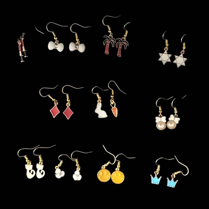 Pendientes con dije de esmalte, 10 pares mixtos en 1 estuche para venta al por mayor de Funky Welsh Craft and Gifts