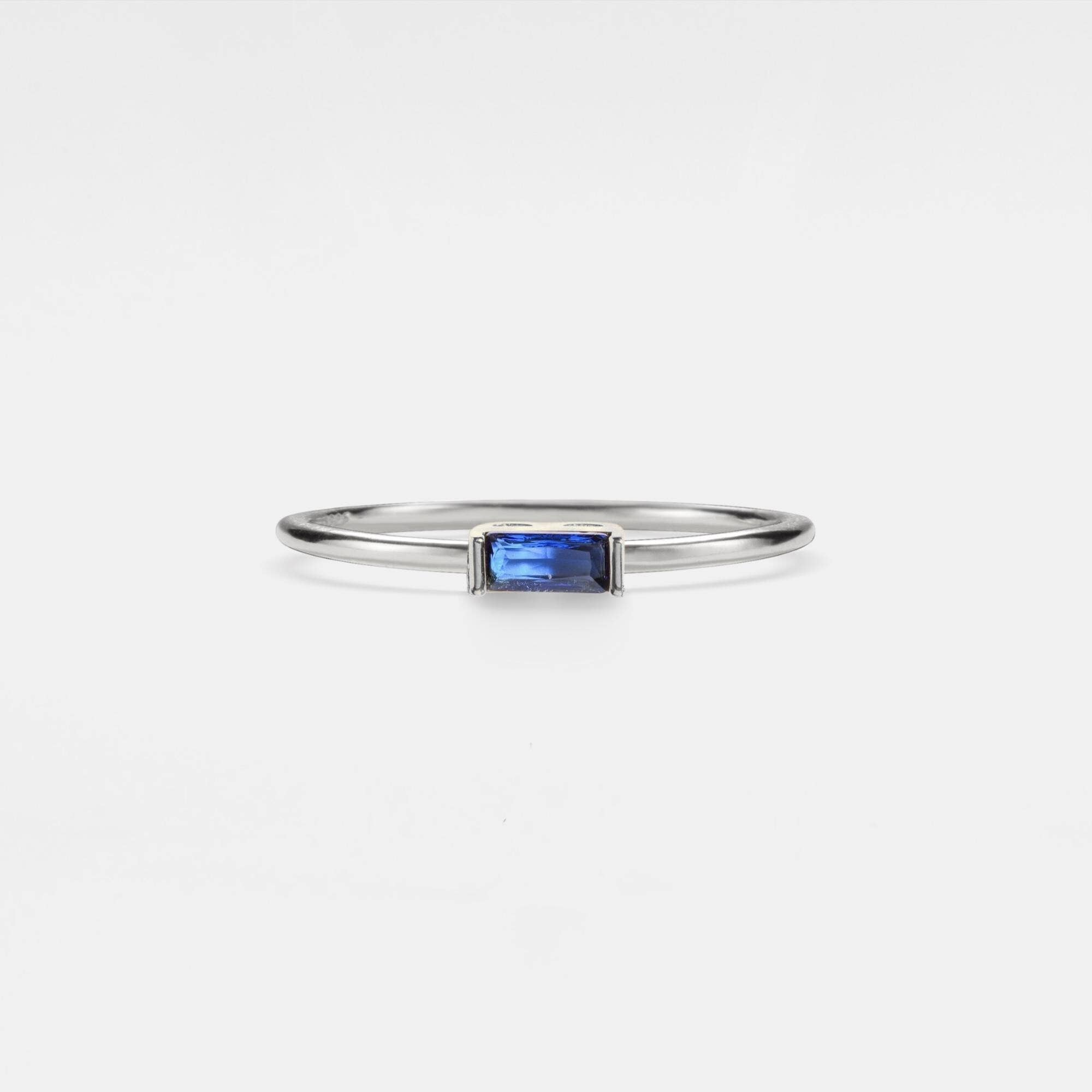 Perimade & Co. LLC – wholesale Solitairering – Födelsestenring med baguetteslipning i 925 sterling silver2