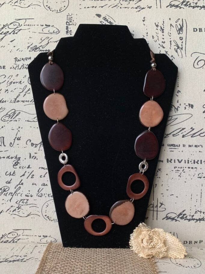 Collar de tagua Collar llamativo marrón Moda de otoño 2025 Arte para llevar Collares grandes y audaces Collar ligero Arte portátil Hecho a mano con cuentas para venta al por mayor de Galapagos Tagua