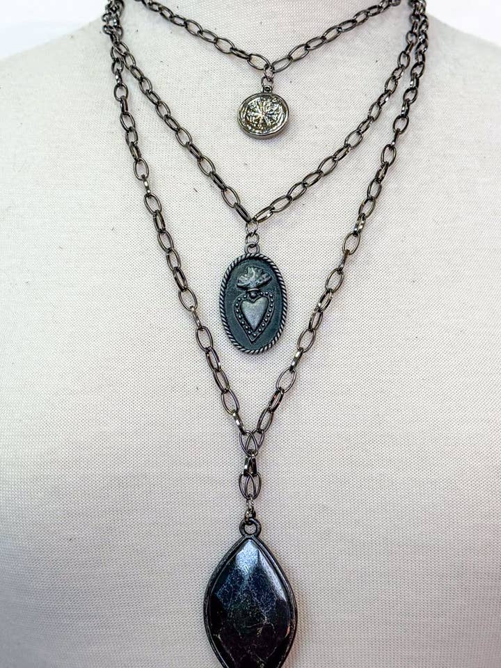 Collier Sacré Coeur pour la vente par Dylan Designs