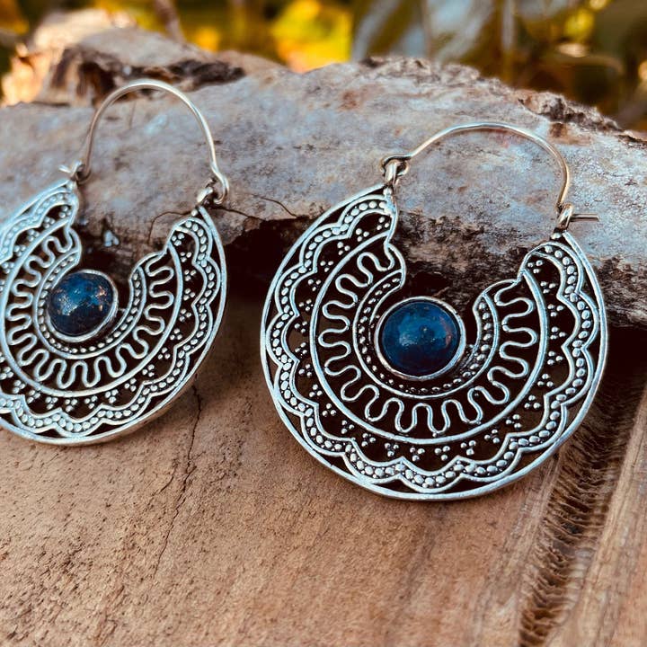 Boucles d'oreilles ethniques en argent avec lapis-lazuli, pierre bleue, rustique, yoga, hippie, bohème, jolie, psy, boho, bohémien, festival. pour la vente par Kaali Boutique