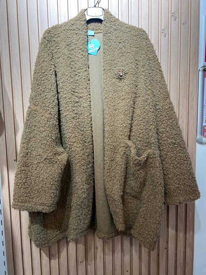 cfashion - Wholesale Outerwear Vest - Women's - large size fur vest with pocket and brooch2