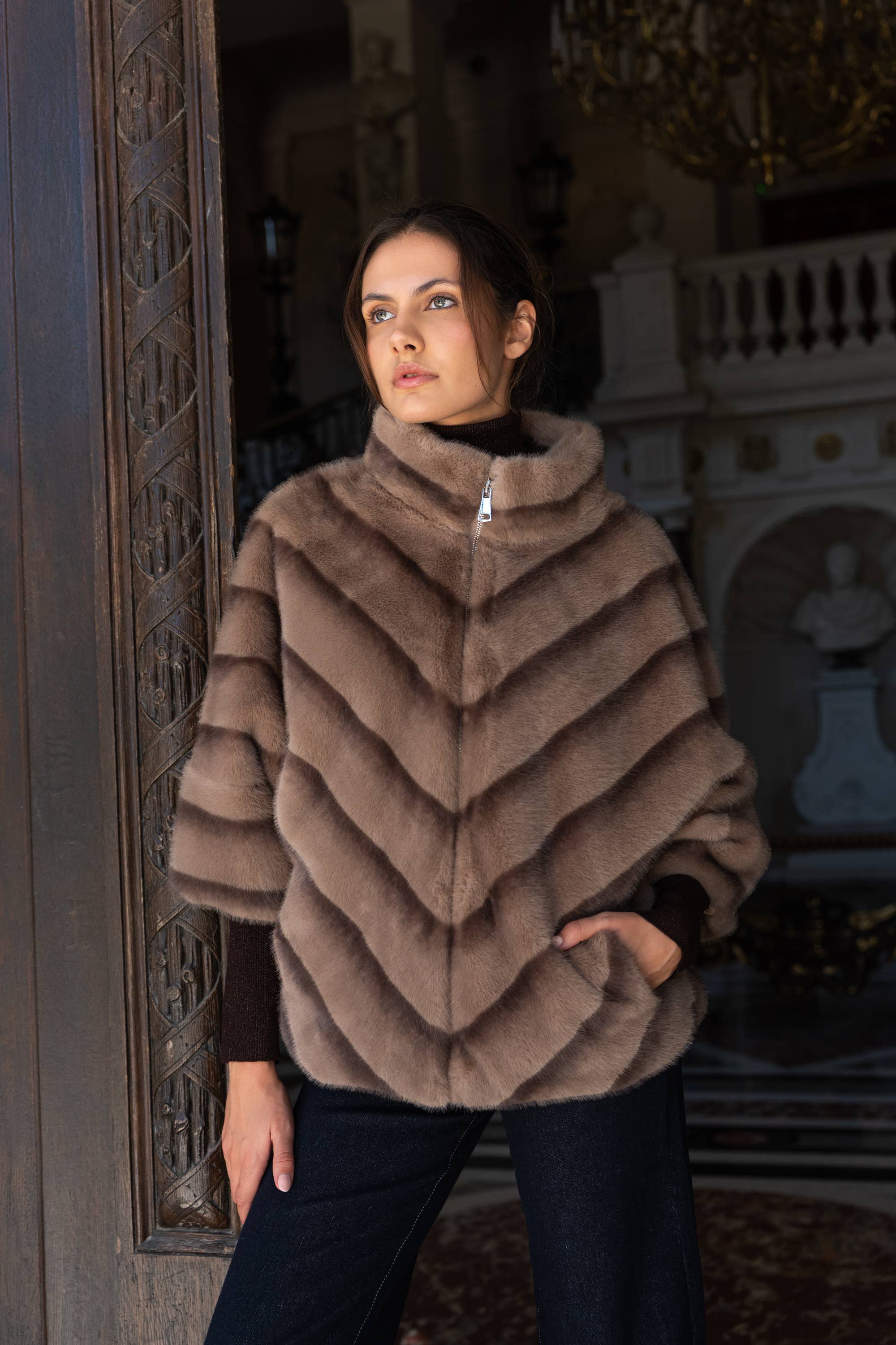 CHOKLATE PARIS - Wholesale Fur/Faux Fur Coat - Women's - Copenhagen faux fur cape jacket - Y1248