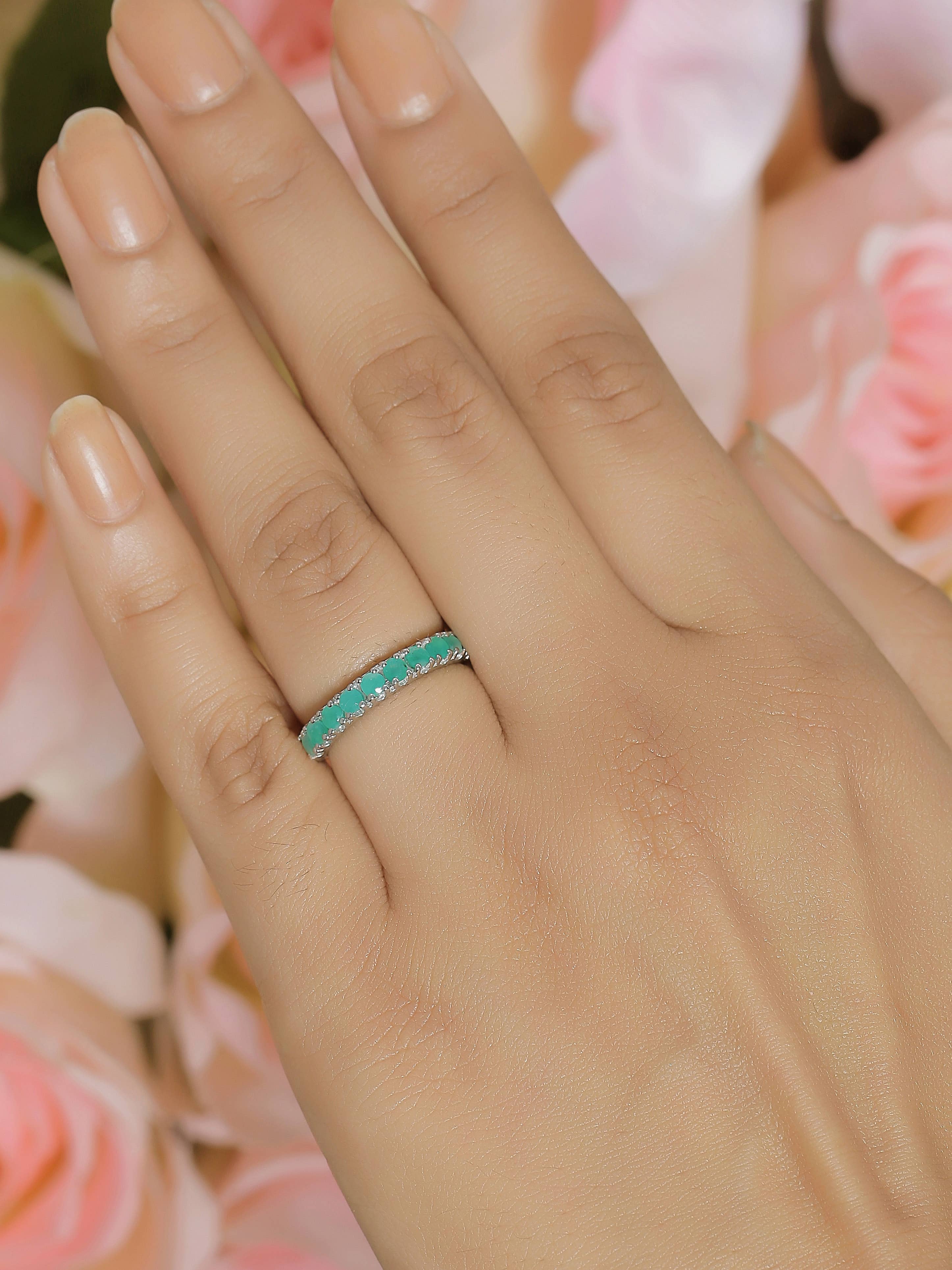 Tiramisu - Vendita all'ingrosso Anelli multipietra - Anello a fascia eternity in argento sterling 925 con smeraldi2