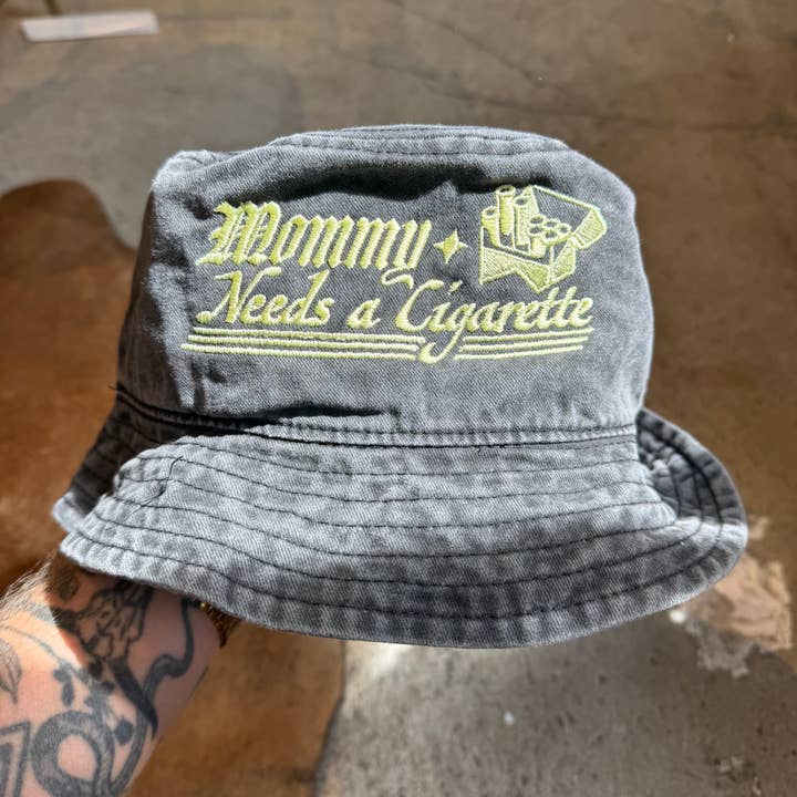 Freddy Tyler Paul - Venta al por mayor Gorra trucker - Mujer - Gorra "Mamá Necesita un Cigarro"0