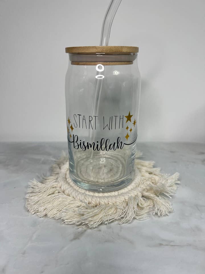 Start with Bismillah Trinkglas mit Bambusdeckel und Glasstrohhalm | Libbey Becher | Wiederverwendbares Glas | Bierglas | Ramadan | Eid | Islam für den Großhandel von Hudaa & Co