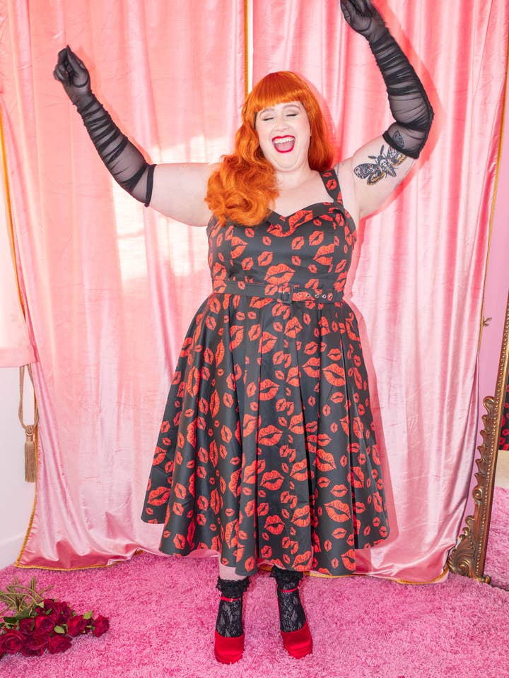 La robe Marilyn Full Circle - Imprimé Filakia Kisses - Noir & Rouge pour la vente par Nikki Marie