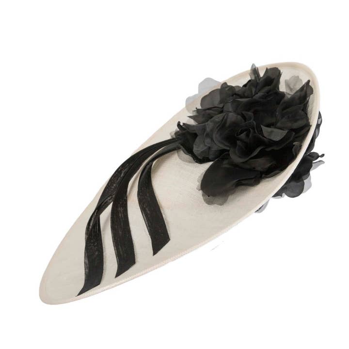 Max Alexander by Cupids Millinery Melbourne – wholesale Fascinator-hatt - Dam – Stor sinamay fascinator med blomma