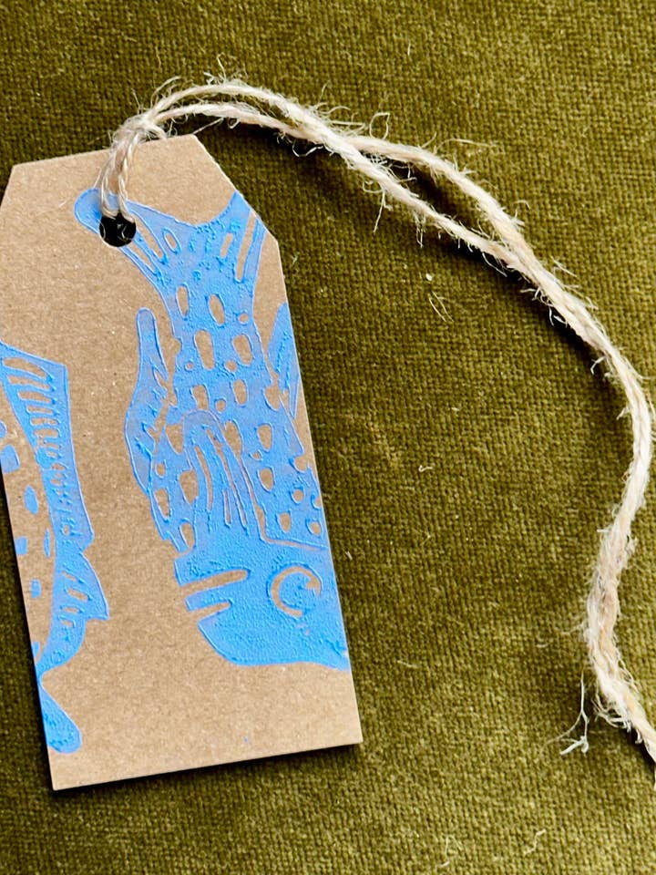 Blauer Fisch Linodruck-Geschenkanhänger für den Großhandel von Megan Hope Studio